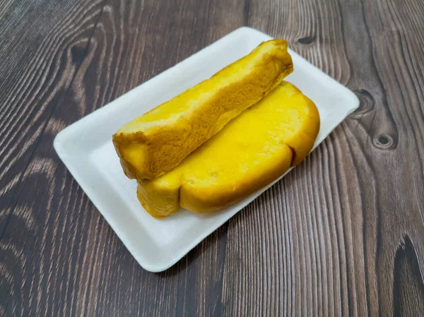Желтый Коричневый Гребневой Хлеб Сладким Маслом Подходит Еды Любое Время — стоковое фото
