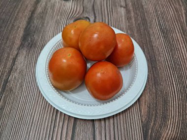 Taze kırmızı domatesler vücuda iyi gelen bir sürü lif ve vitamin içerir.