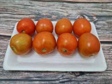 Taze kırmızı domatesler vücuda iyi gelen bir sürü lif ve vitamin içerir.