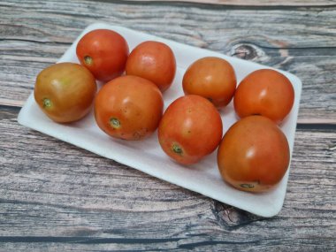 Taze kırmızı domatesler vücuda iyi gelen bir sürü lif ve vitamin içerir.