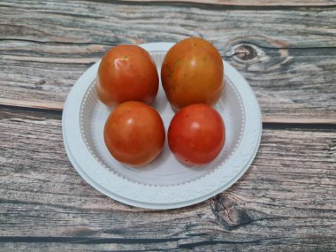 Taze kırmızı domatesler vücuda iyi gelen bir sürü lif ve vitamin içerir.