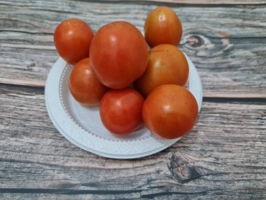 Taze kırmızı domatesler vücuda iyi gelen bir sürü lif ve vitamin içerir.