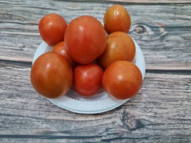 Taze kırmızı domatesler vücuda iyi gelen bir sürü lif ve vitamin içerir.