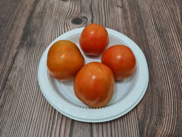 新鲜的红色西红柿含有大量对身体有益的纤维和维生素 — 图库照片