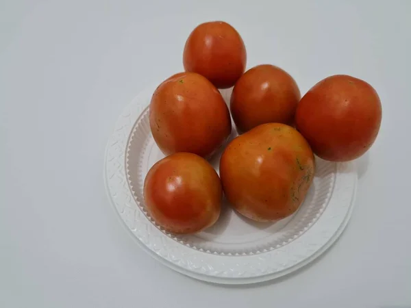 新鲜的红色西红柿含有大量对身体有益的纤维和维生素 — 图库照片