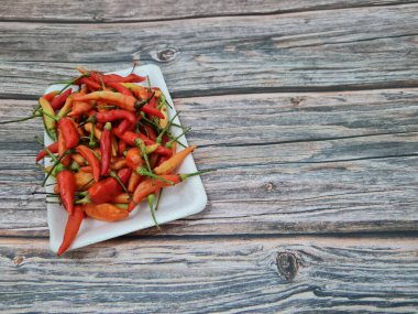 Beyaz bir kapta ilave baharat için küçük kırmızı biber koleksiyonu.