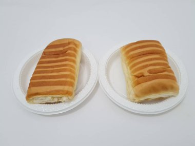 Kahverengi çizgili ekmek ve beyaz bir kap dolusu çikolata.