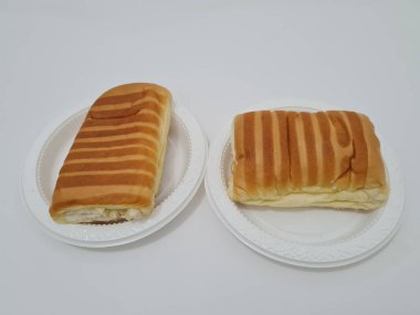 Kahverengi çizgili ekmek ve beyaz bir kap dolusu çikolata.