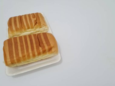 Kahverengi çizgili ekmek ve beyaz bir kap dolusu çikolata.