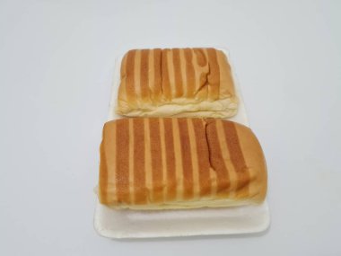 Kahverengi çizgili ekmek ve beyaz bir kap dolusu çikolata.