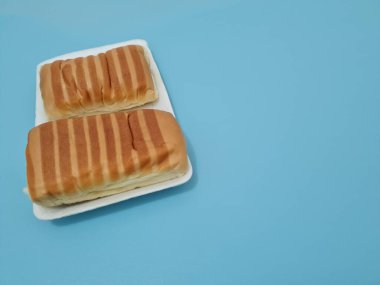 Kahverengi çizgili ekmek ve beyaz bir kap dolusu çikolata.