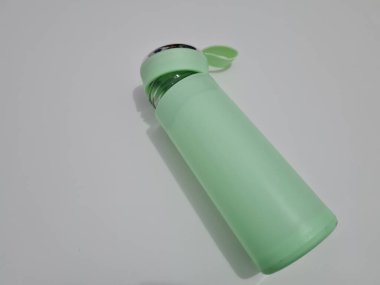 Plastikten yapılmış açık yeşil bir içki kasesi.