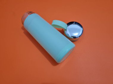 Plastikten yapılmış açık yeşil bir içki kasesi.