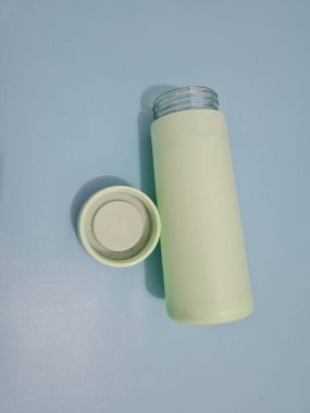 Plastikten yapılmış açık yeşil bir içki kasesi.