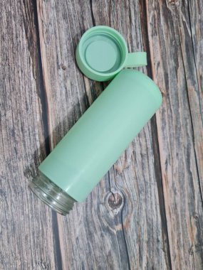 Plastikten yapılmış açık yeşil bir içki kasesi.