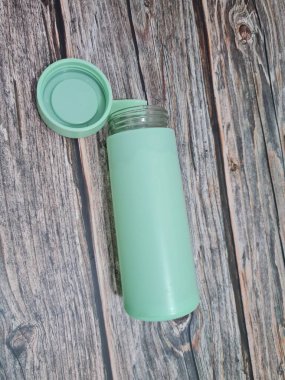 Plastikten yapılmış açık yeşil bir içki kasesi.