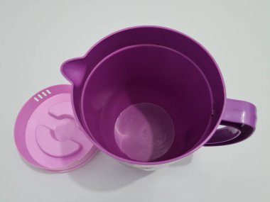 Plastik malzemeden yapılmış büyük bir çaydanlık.