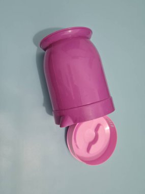 Plastik malzemeden yapılmış büyük bir çaydanlık.