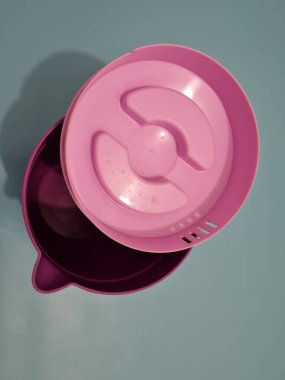 Plastik malzemeden yapılmış büyük bir çaydanlık.