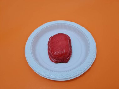 Un ve diğer malzemelerden yapılmış bir pasta. Kırmızıyla birlikte 