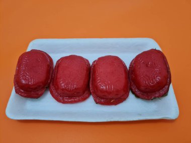 Un ve diğer malzemelerden yapılmış bir pasta. Kırmızıyla birlikte 