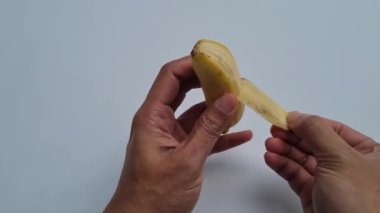 Sarı renkli muz meyvesi elle hazırlandı