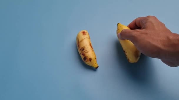 Kézzel Hámozott Banángyümölcs Kék Alapon — Stock videók