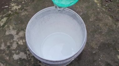 Beyaz bir kovaya konan suyla doldur.