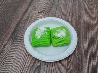 Tipik bir Endonezya aperatifi olan kue getuk, yeşil renkli, tatlı, rendelenmiş hindistan cevizi serpiştirilmiş