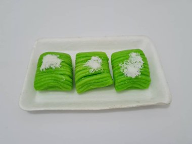 Tipik bir Endonezya aperatifi olan kue getuk, yeşil renkli, tatlı, rendelenmiş hindistan cevizi serpiştirilmiş