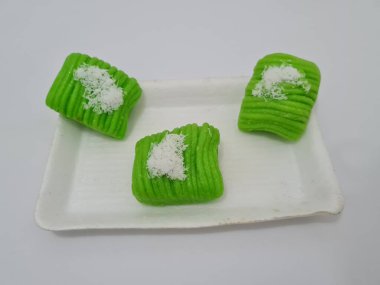 Tipik bir Endonezya aperatifi olan kue getuk, yeşil renkli, tatlı, rendelenmiş hindistan cevizi serpiştirilmiş