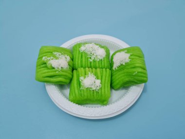 Tipik bir Endonezya aperatifi olan kue getuk, yeşil renkli, tatlı, rendelenmiş hindistan cevizi serpiştirilmiş