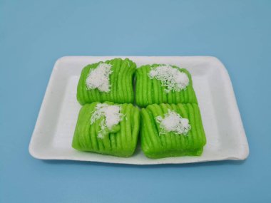 Tipik bir Endonezya aperatifi olan kue getuk, yeşil renkli, tatlı, rendelenmiş hindistan cevizi serpiştirilmiş