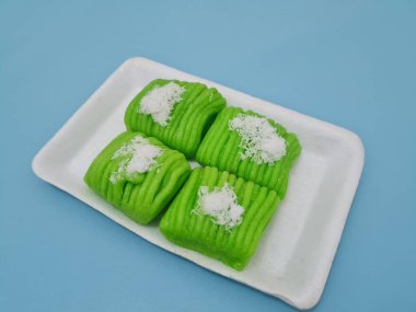 Tipik bir Endonezya aperatifi olan kue getuk, yeşil renkli, tatlı, rendelenmiş hindistan cevizi serpiştirilmiş