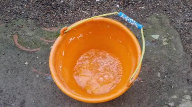 Suyu bir kovaya doldurma işlemi ev kullanımı için