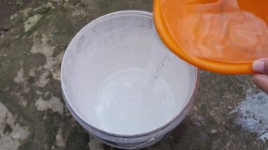 Suyu bir kovaya doldurma işlemi ev kullanımı için