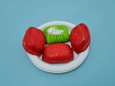 Un ve diğer malzemelerden yapılan geleneksel atıştırmalıklar, yani kue ku ve getuk lindri.