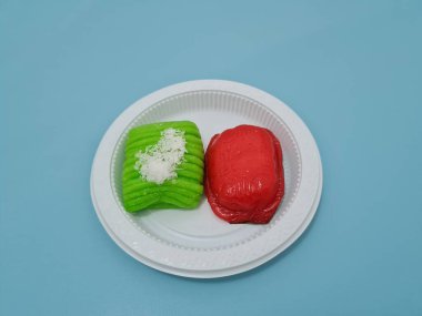 Un ve diğer malzemelerden yapılan geleneksel atıştırmalıklar, yani kue ku ve getuk lindri.