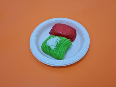 Un ve diğer malzemelerden yapılan geleneksel atıştırmalıklar, yani kue ku ve getuk lindri.