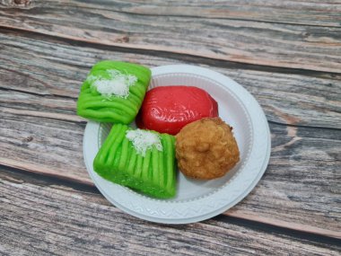 Un ve diğer malzemelerden yapılmış pazar atıştırmalıkları: ku cake, getuk lindri ve yuvarlak tofu