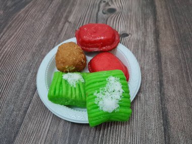 Un ve diğer malzemelerden yapılmış pazar atıştırmalıkları: ku cake, getuk lindri ve yuvarlak tofu