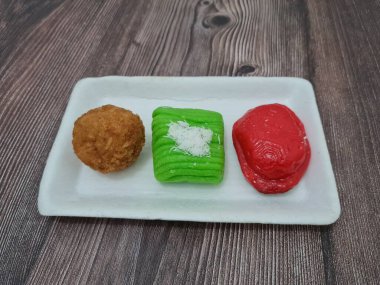 Un ve diğer malzemelerden yapılmış pazar atıştırmalıkları: ku cake, getuk lindri ve yuvarlak tofu