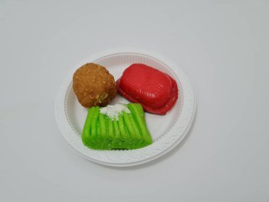 Un ve diğer malzemelerden yapılmış pazar atıştırmalıkları: ku cake, getuk lindri ve yuvarlak tofu