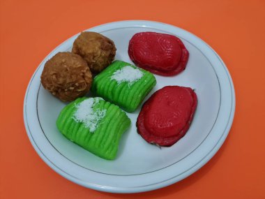 Un ve diğer malzemelerden yapılmış pazar atıştırmalıkları: ku cake, getuk lindri ve yuvarlak tofu