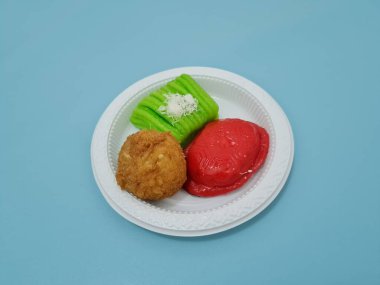 Un ve diğer malzemelerden yapılmış pazar atıştırmalıkları: ku cake, getuk lindri ve yuvarlak tofu