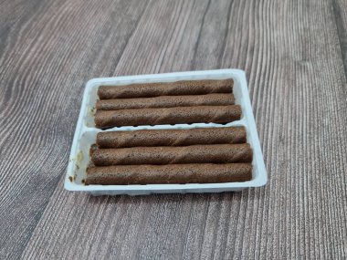 Endonezya 'da çıtır çıtır bir çubuk şeklinde hafif bir çikolatalı atıştırmalığa 