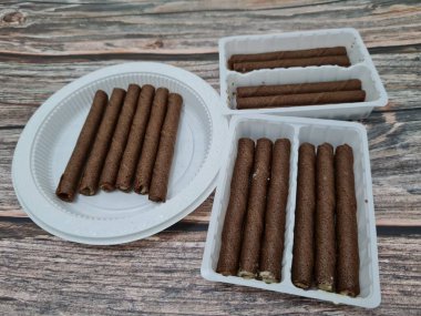 Endonezya 'da çıtır çıtır bir çubuk şeklinde hafif bir çikolatalı atıştırmalığa 