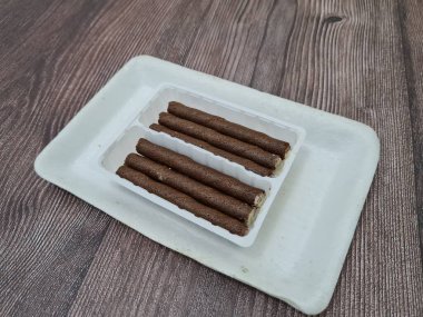 Endonezya 'da çıtır çıtır bir çubuk şeklinde hafif bir çikolatalı atıştırmalığa 