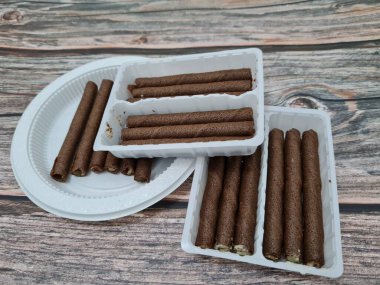 Endonezya 'da çıtır çıtır bir çubuk şeklinde hafif bir çikolatalı atıştırmalığa 