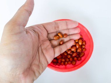 Kırmızı bir arka planda beyaz bir kabın içindeki yumuşak süt turtası.